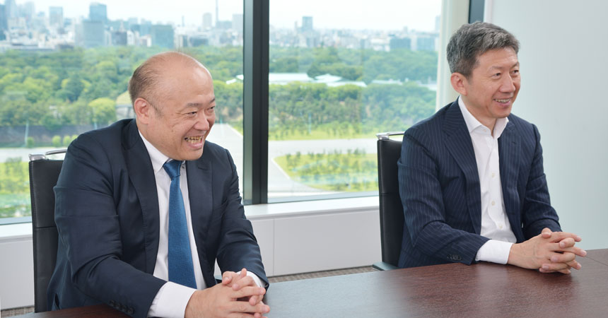 「チームで力を合わせて、個人でできないような大きな仕事を成し遂げたい」と思いを語る弦巻弁護士