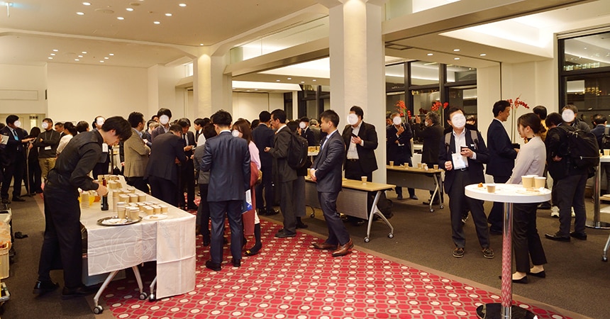 登壇者含む多くの参加者が取り組みや課題を共有できる交流の場となった懇親会の様子