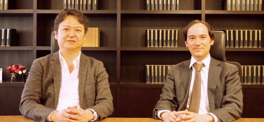 ニューヨーク州弁護士の資格を持つグリー株式会社の執行役員で法務総務部長の梅屋 智紀氏と、日本に加えてカリフォルニア州弁護士とニューヨーク州弁護士の資格を持つアンダーソン・毛利・友常法律事務所のパートナー弁護士である石原 坦氏