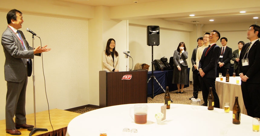 講演会の途中で、会場参加者への追加特典をサプライズ発表する田路弁護士